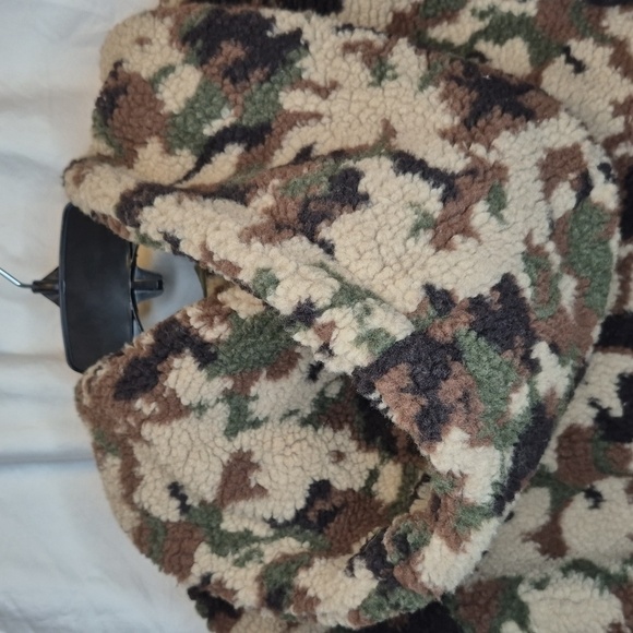 NWT Forever 21 Faux Shearling Camo Print Jacket Sz M Lightweight but substantial - Picture 13 of 15